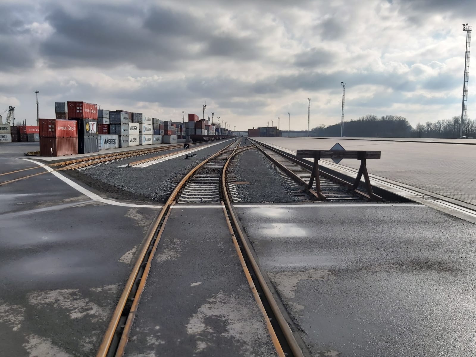 Mělník – ekologizace kontejnerového terminálu - Road and bridge construction