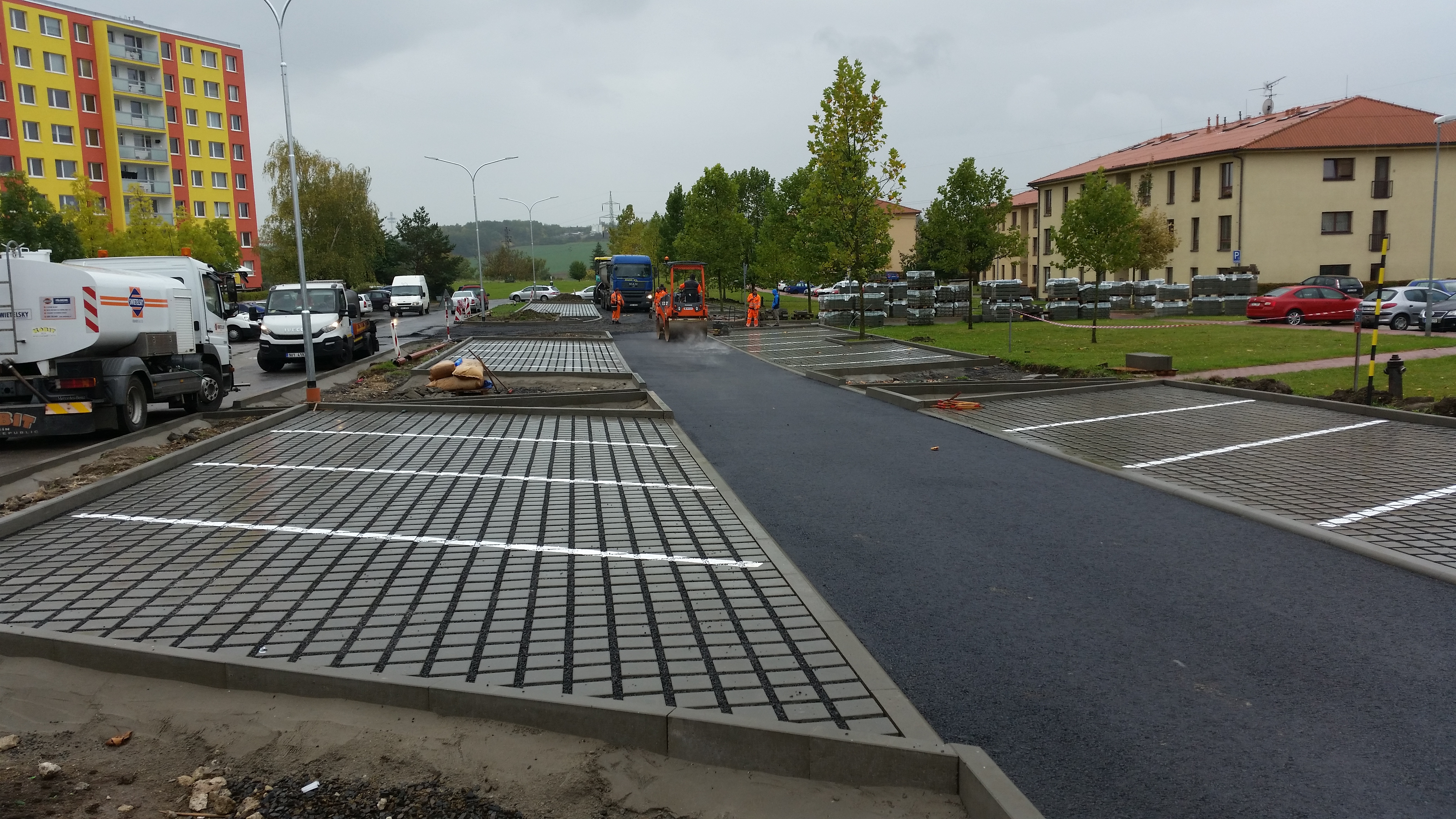 Roudnice nad Labem – výstavba parkovacích stání v ul. Neklanova–Okružní - Road and bridge construction