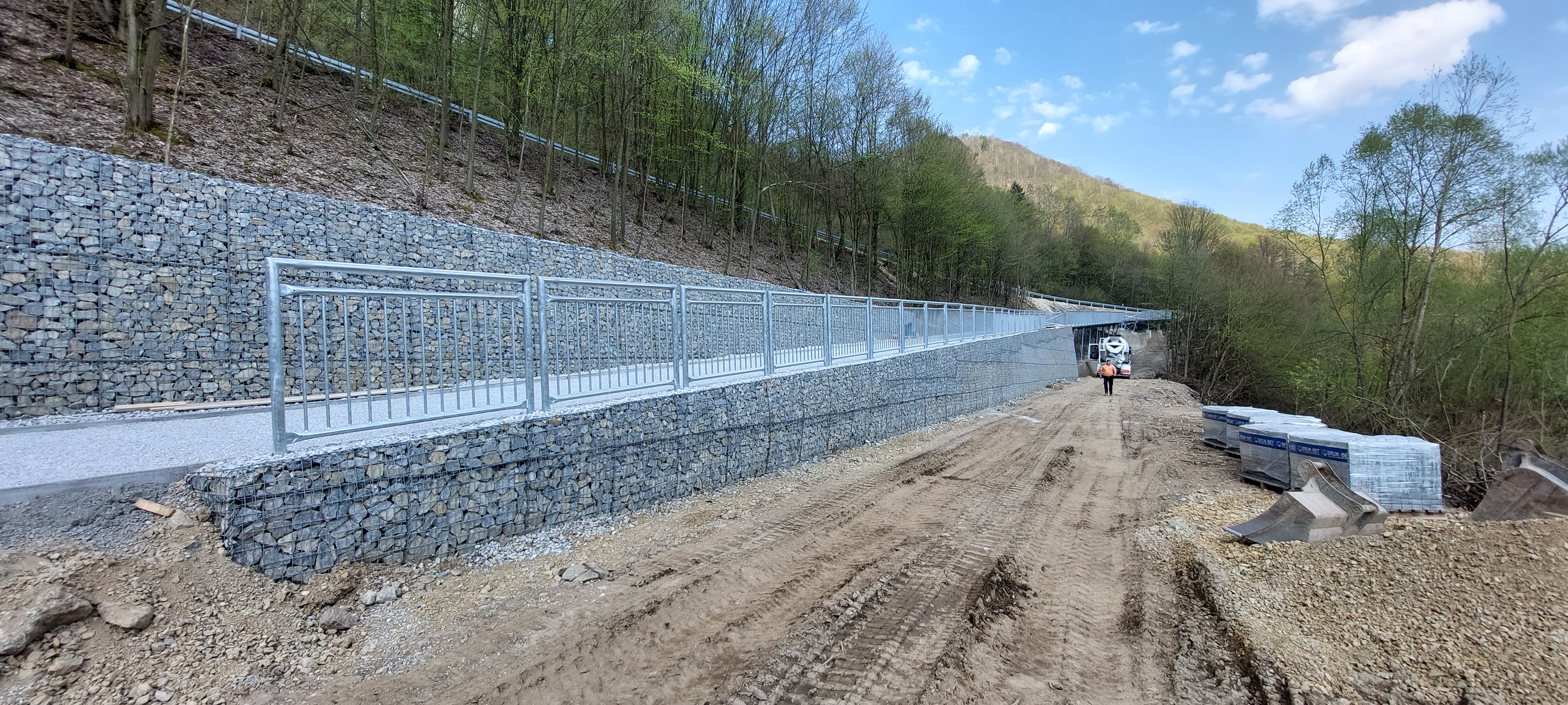 Nový cyklochodník v Margecanoch - Road and bridge construction