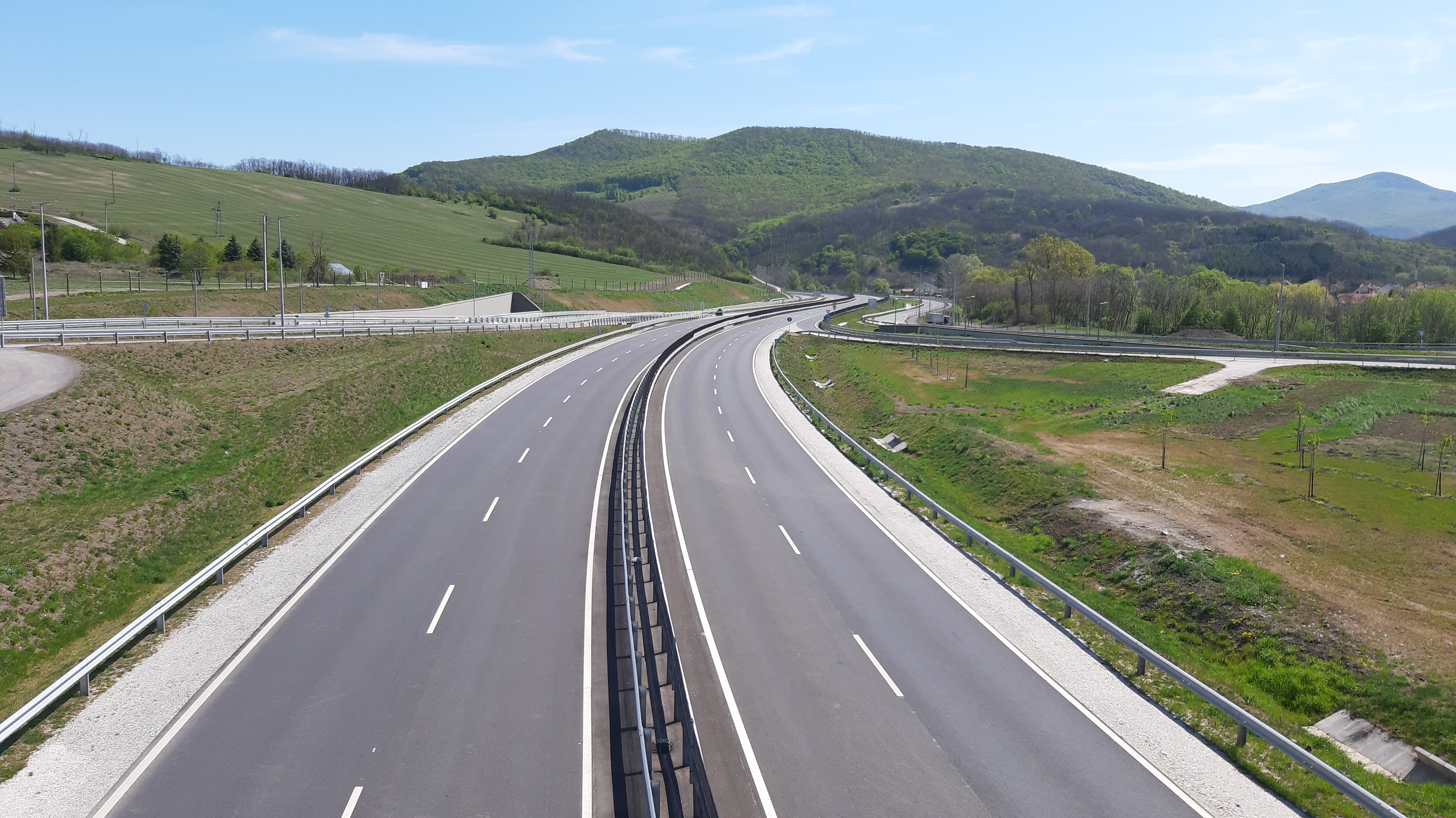 „21. sz. főút négynyomúsítása a 35+000-39+700 km szelvények között (Nógrád IV. szakasz) és a 41+500-48+100 km szelvények között (Nógrád V. szakasz) ” - Road and bridge construction