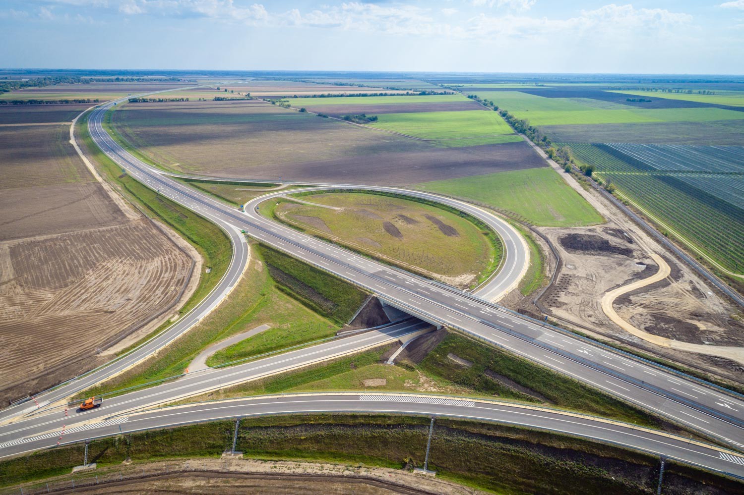 M44 gyorsforgalmi út - Road and bridge construction