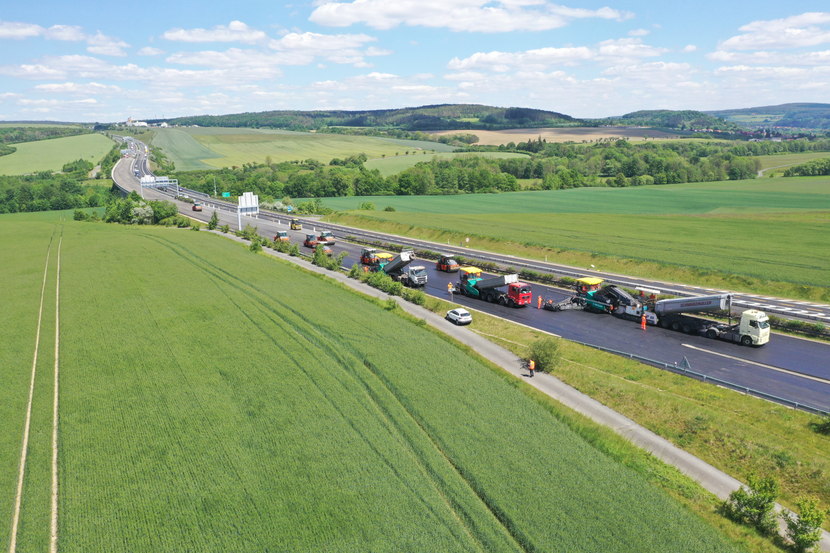 Dálnice D5 – oprava asfaltového krytu vozovky v km 67,330–76,570 P a 76,570–64,550 L - Road and bridge construction