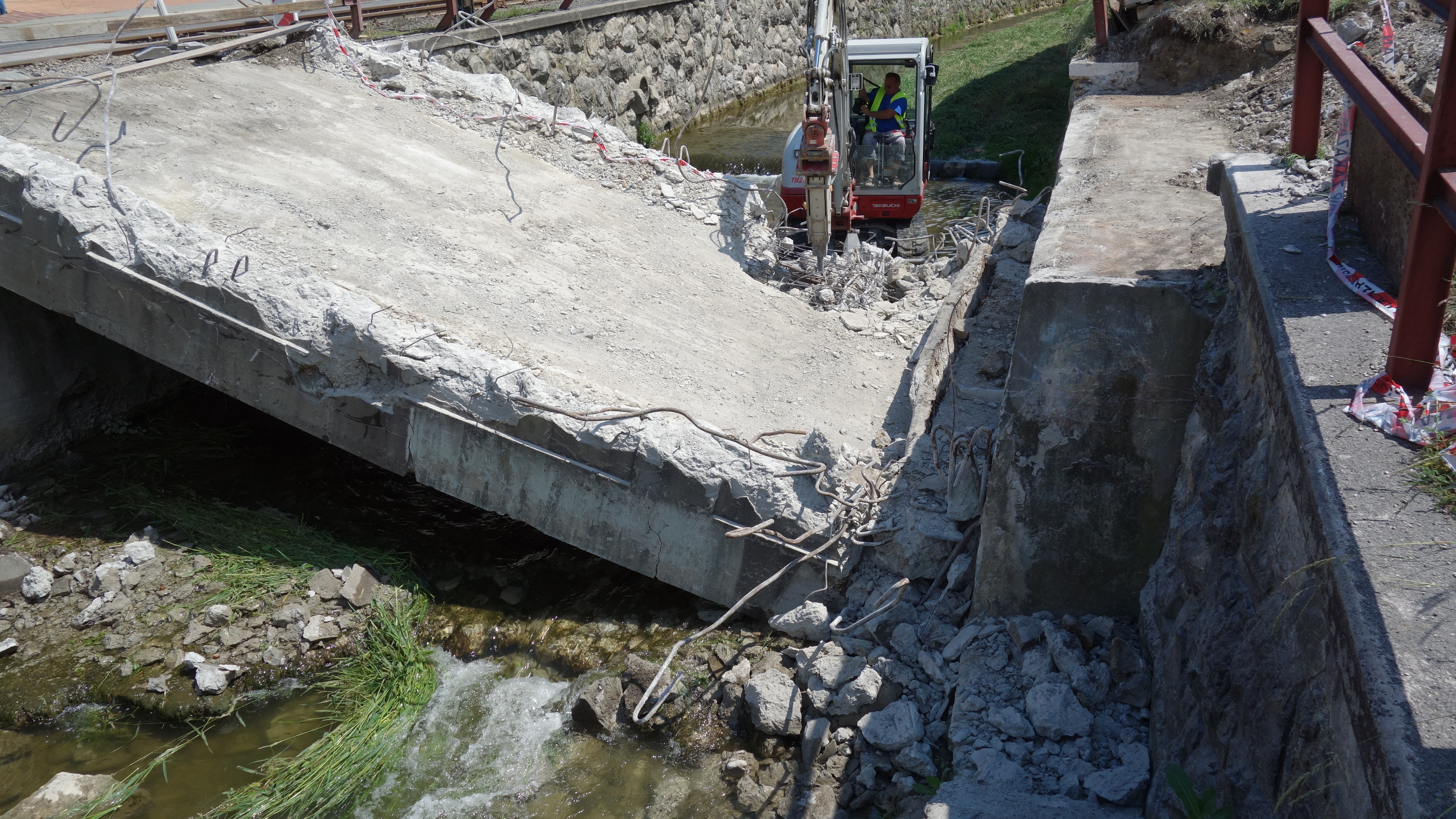 Prestavba mosta cez Tepličku v Trenčianskej Teplej - Road and bridge construction