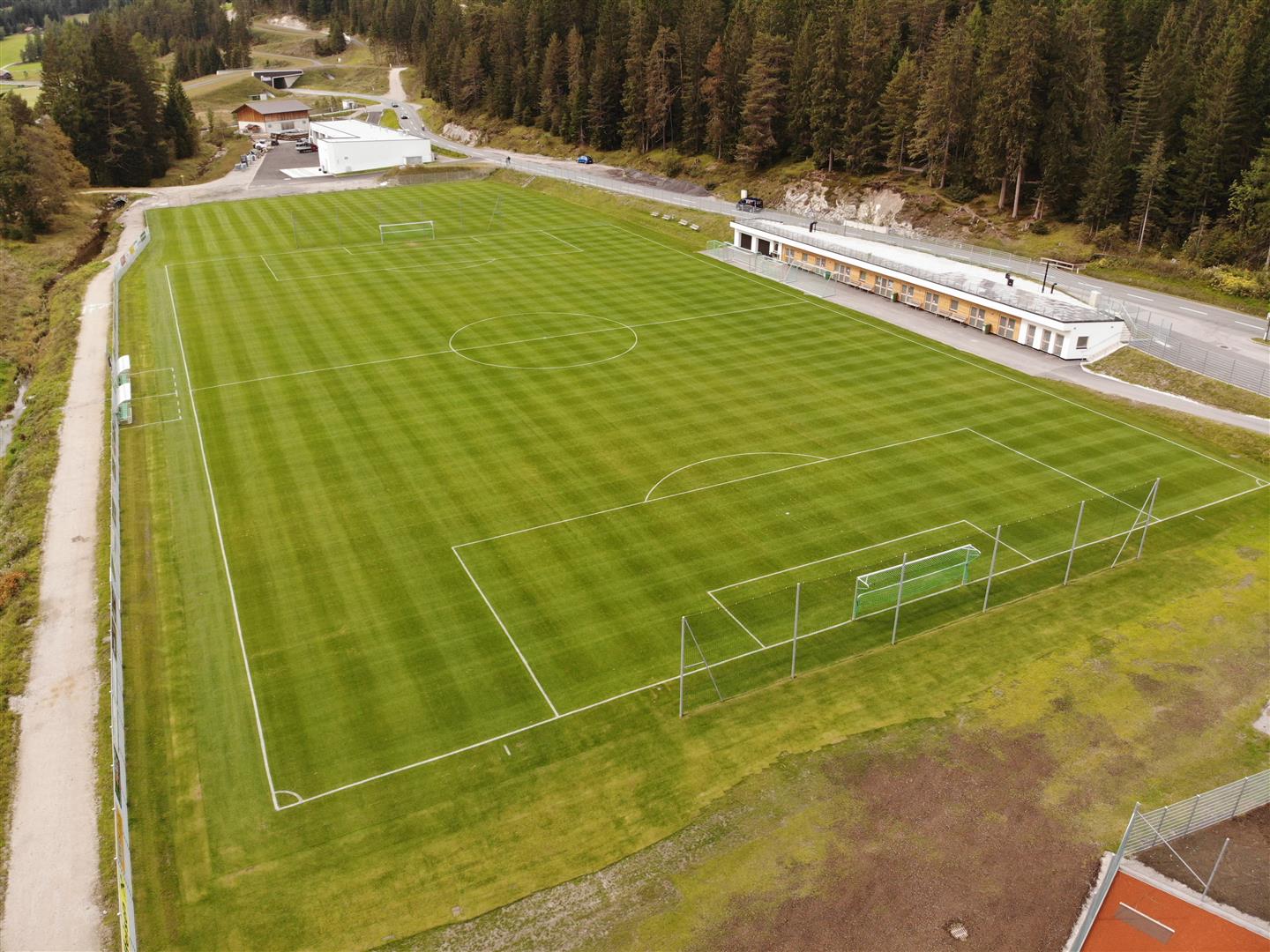 Sportplatz, Seefeld - Niskogradnja