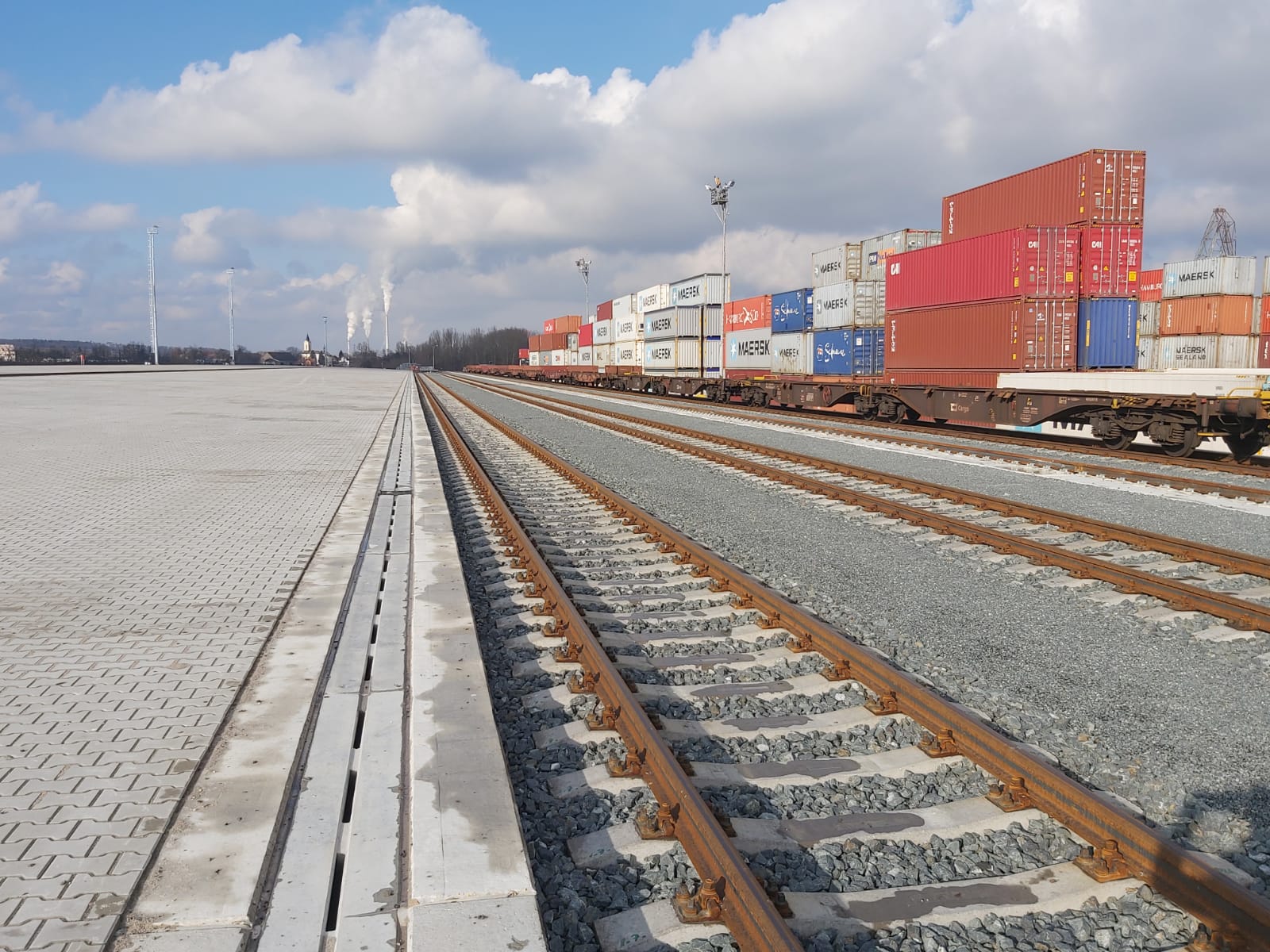 Mělník – ekologizace kontejnerového terminálu - Road and bridge construction