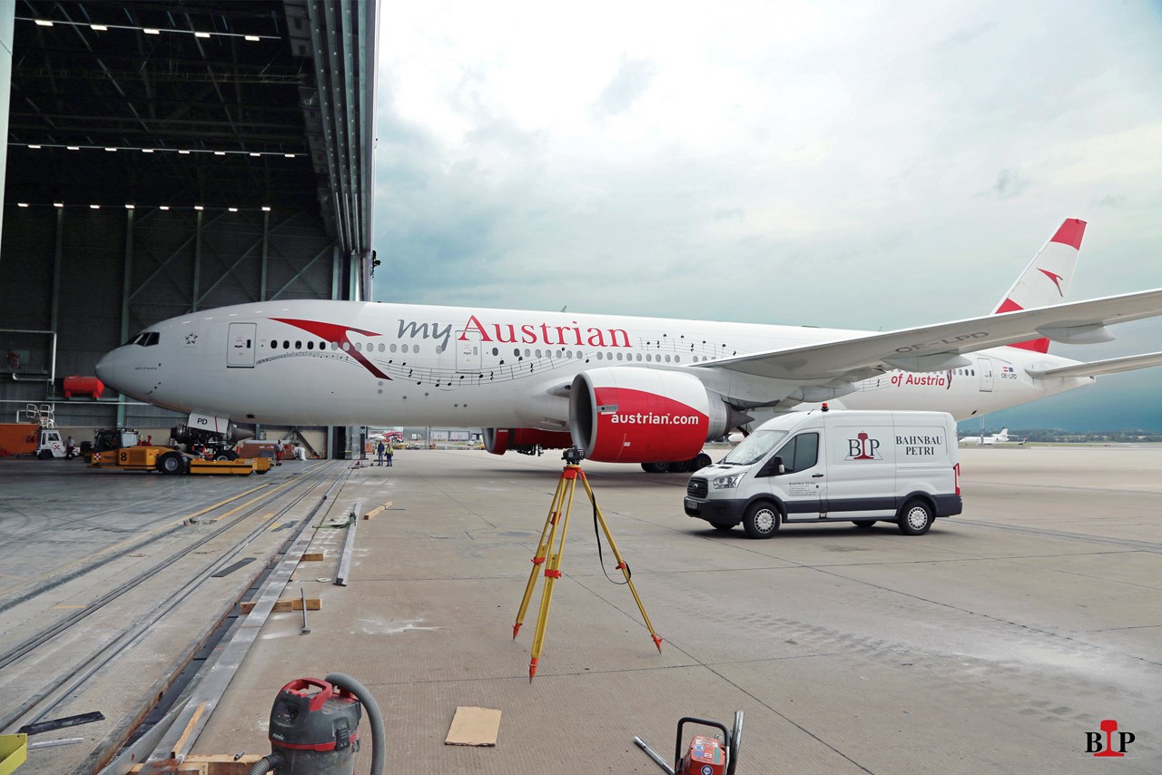 Instandsetzungsarbeiten Führungsschiene, Flughafen Wien - Railway construction Instandsetzungsarbeiten Führungsschiene, Flughafen Wien - Railway construction