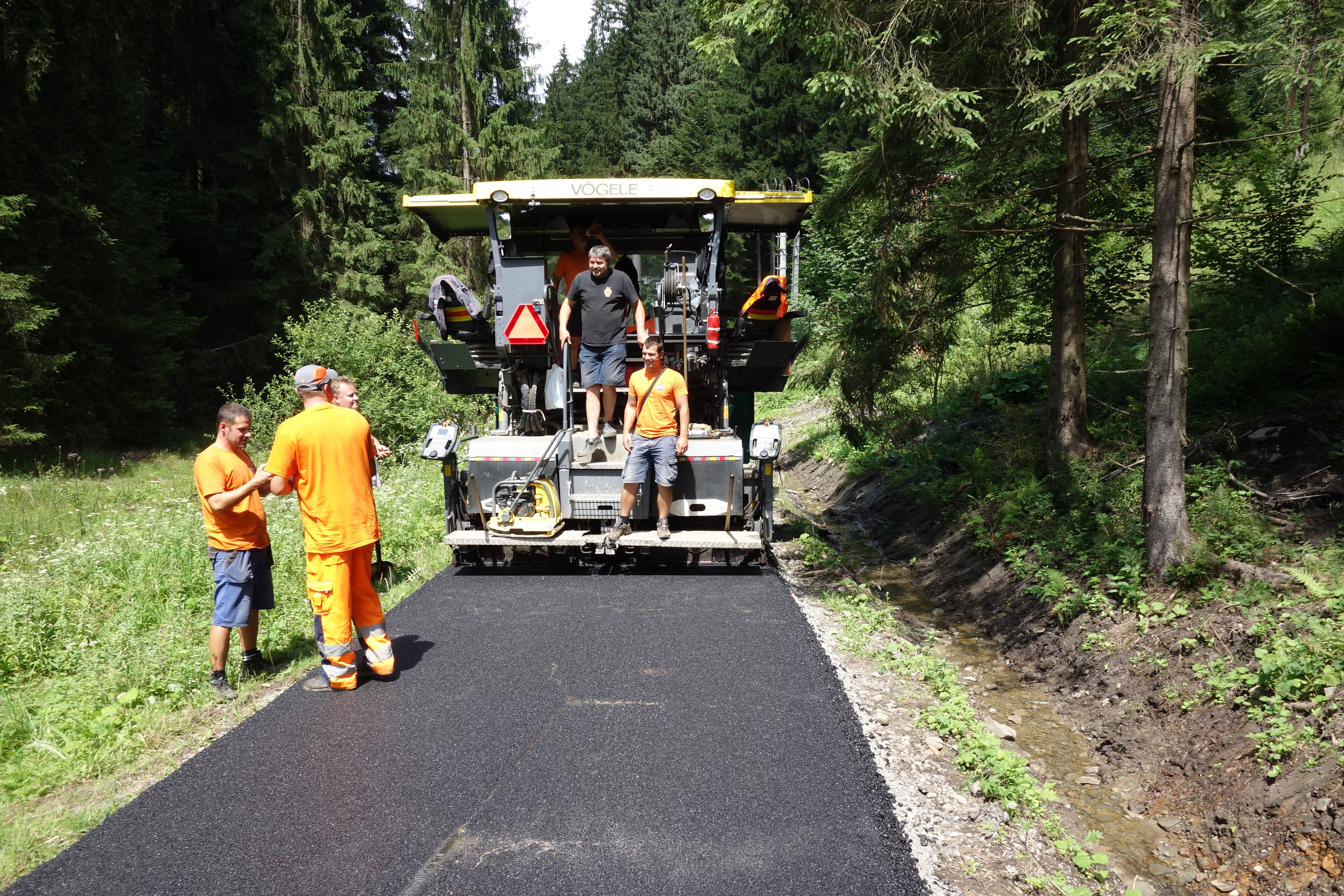 Rekonštrukcia komunikácii v obci Dlhá nad Kysucou - Road and bridge construction