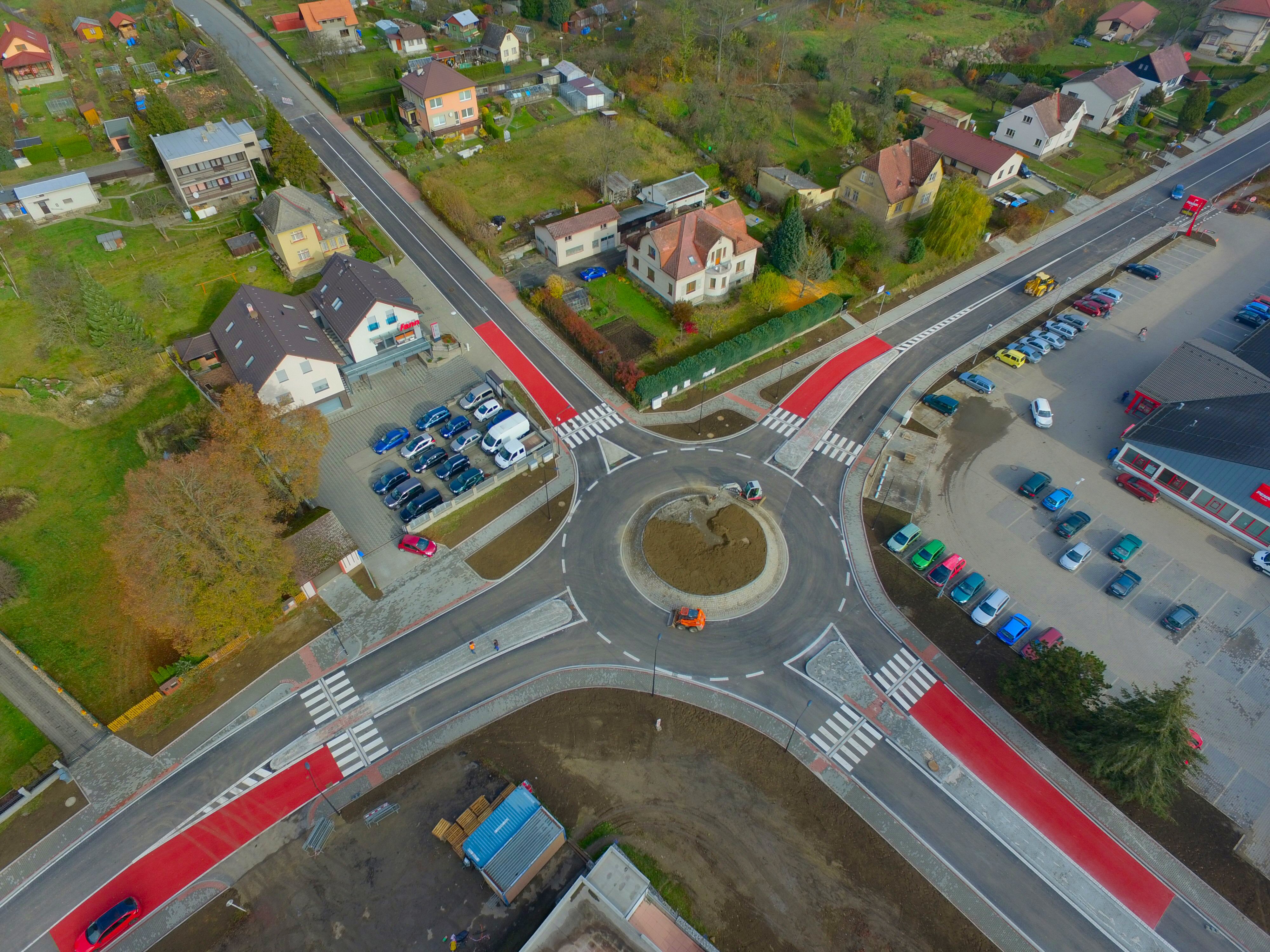 Humpolec – výstavba okružní křižovatky - Road and bridge construction