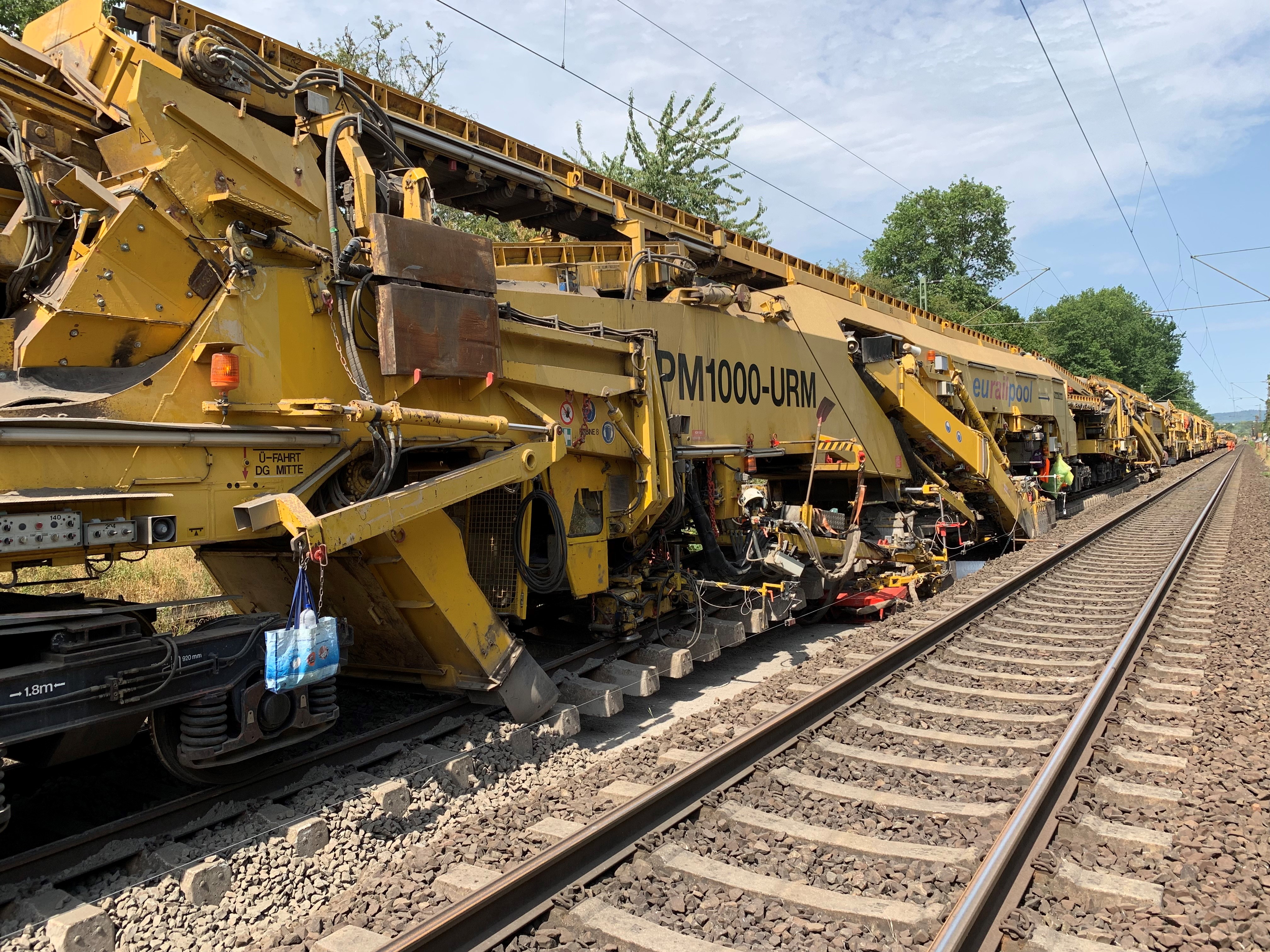 BV Friedberg – Assenheim, Maschinelle Gleiserneuerung und Untergrundsanierung im Fließbandverfahren - Railway construction