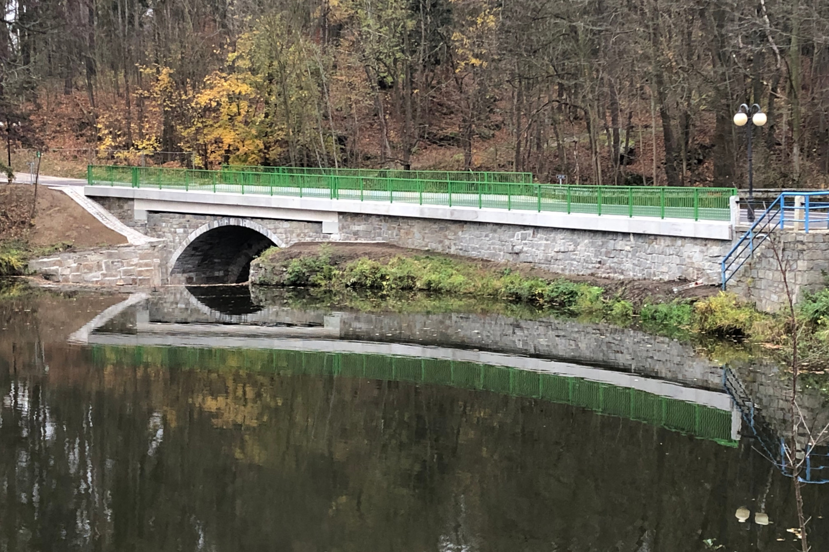 Kamenice na Lipou – oprava mostu na hrázi Zámeckého rybníka - Road and bridge construction