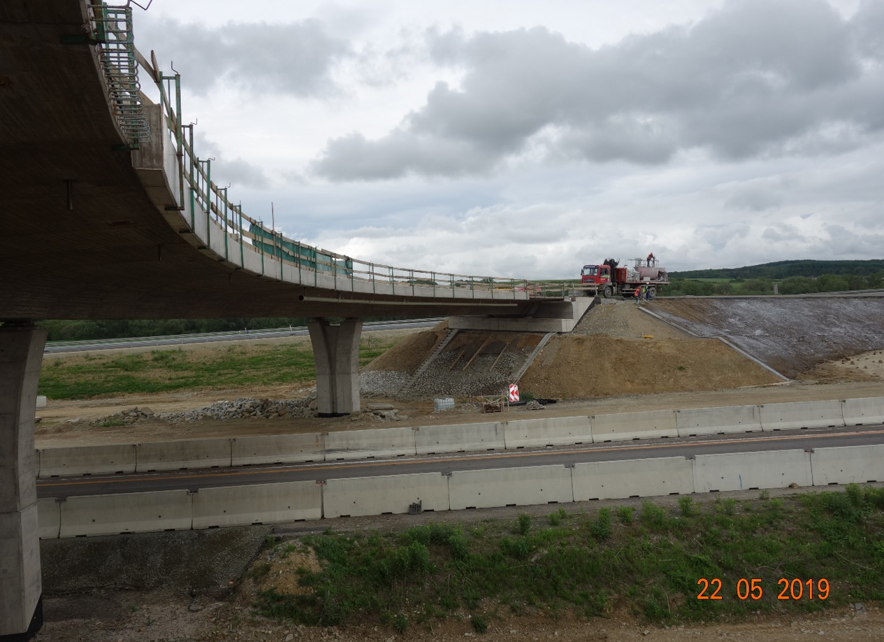 205-00 most v km 0,350 vetvy "C" križovatky Budimír nad diaľnicou D1 Budimír - Bidovce (93,6 m) - Road and bridge construction