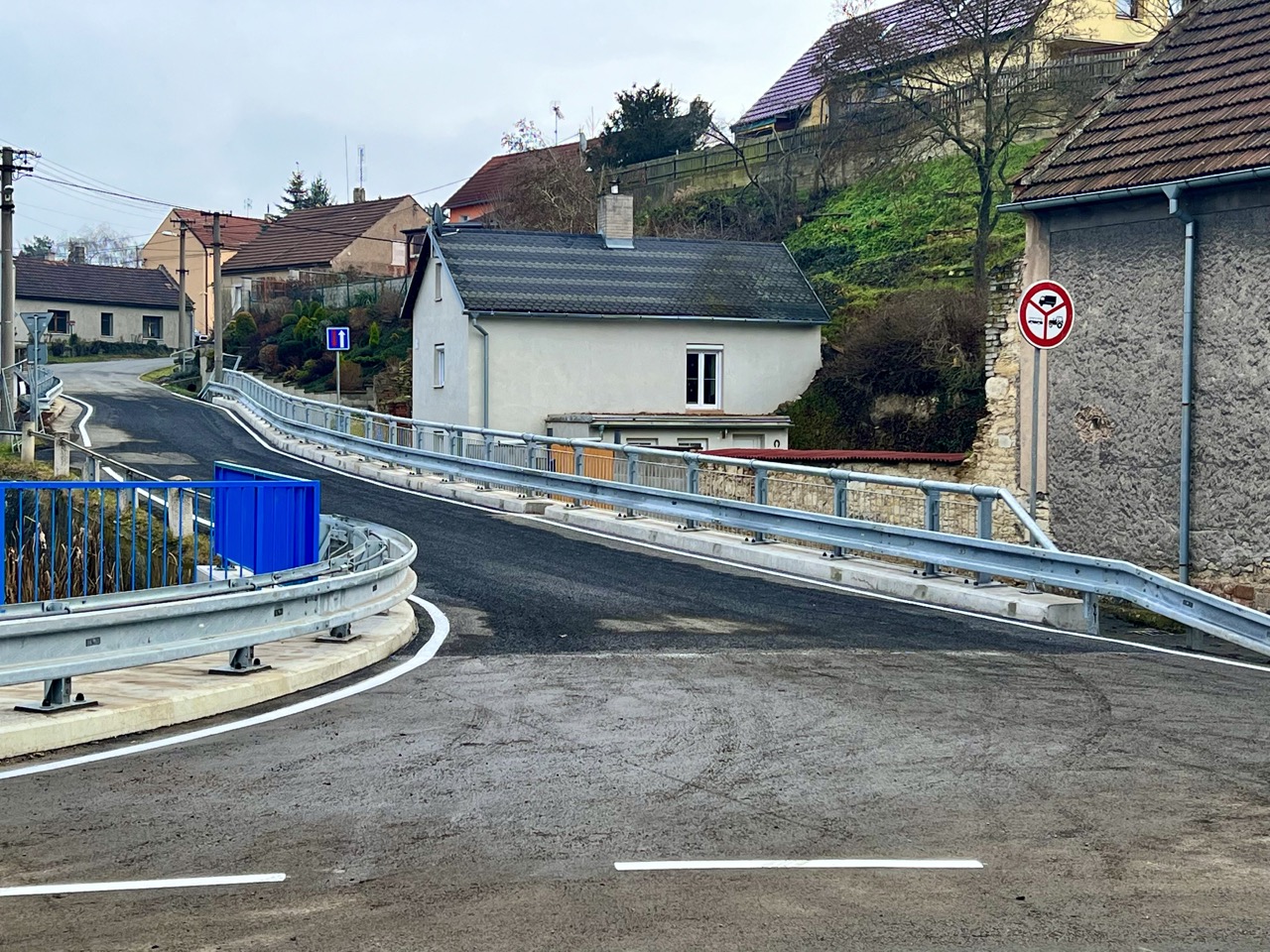 Silnice III/00711, Makotřasy – bezpečnostní opatření - Road and bridge construction