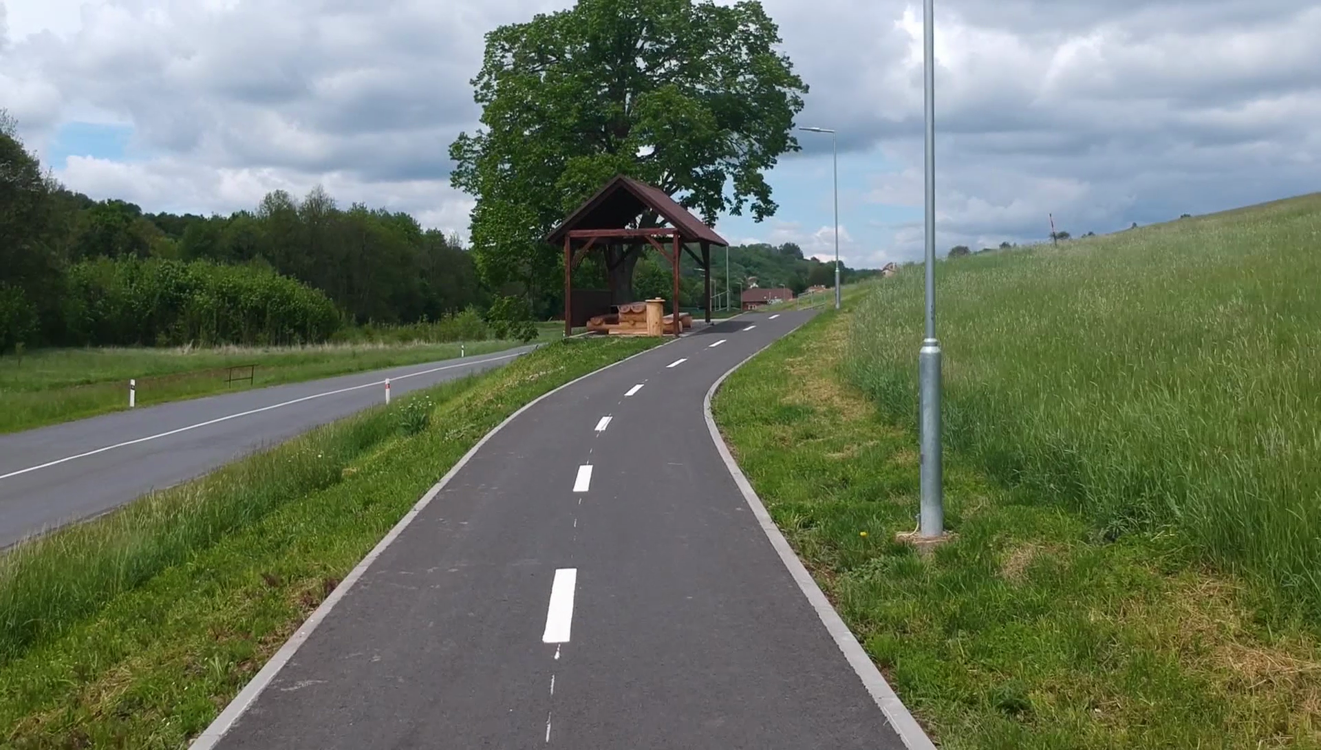  Stezka pro chodce a cyklisty v úseku Hřivínův Újezd – Kaňovice - Road and bridge construction