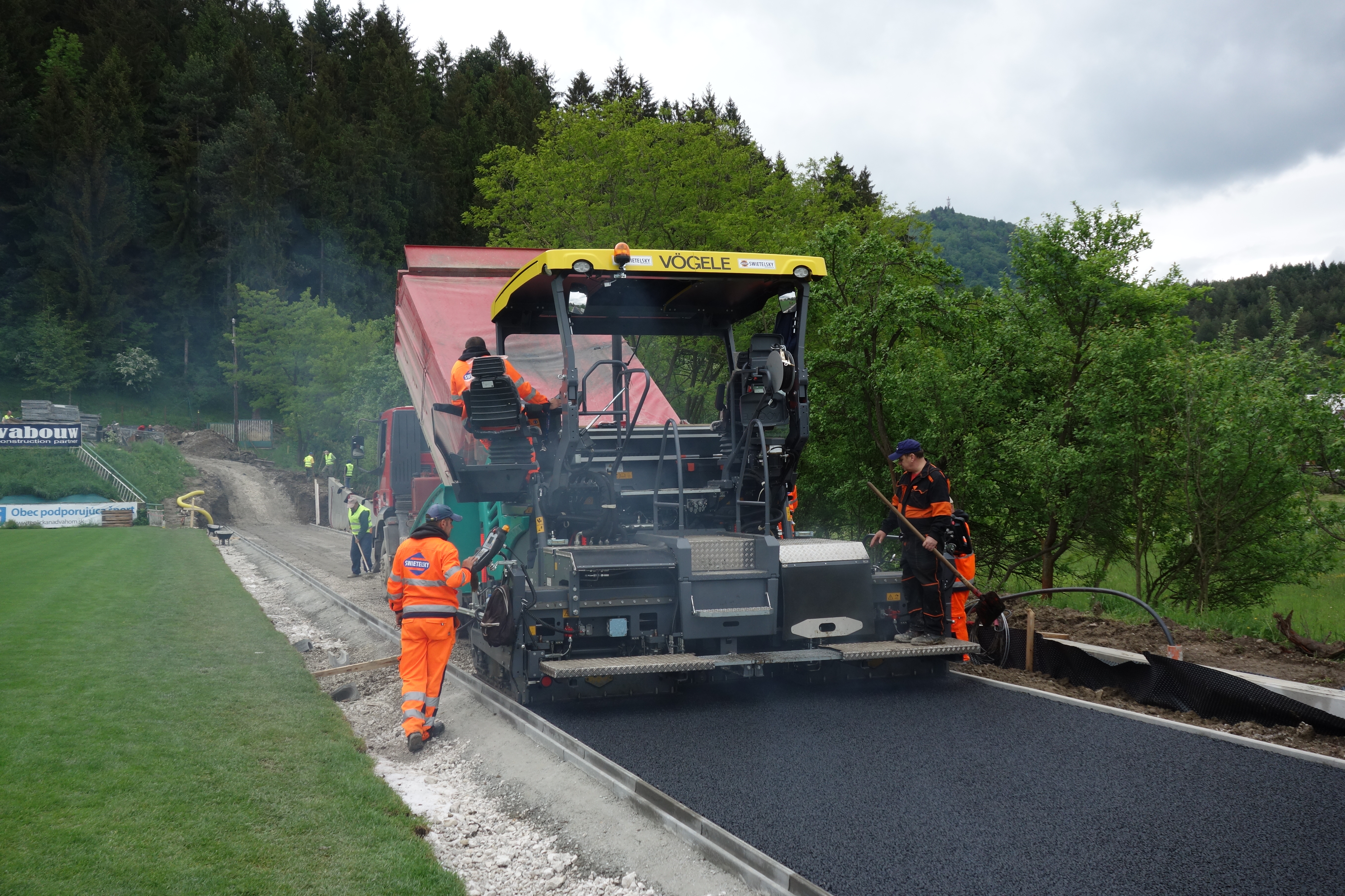 Atletická dráha a chodník Teplička nad Váhom - asfaltové vrstvy - Road and bridge construction