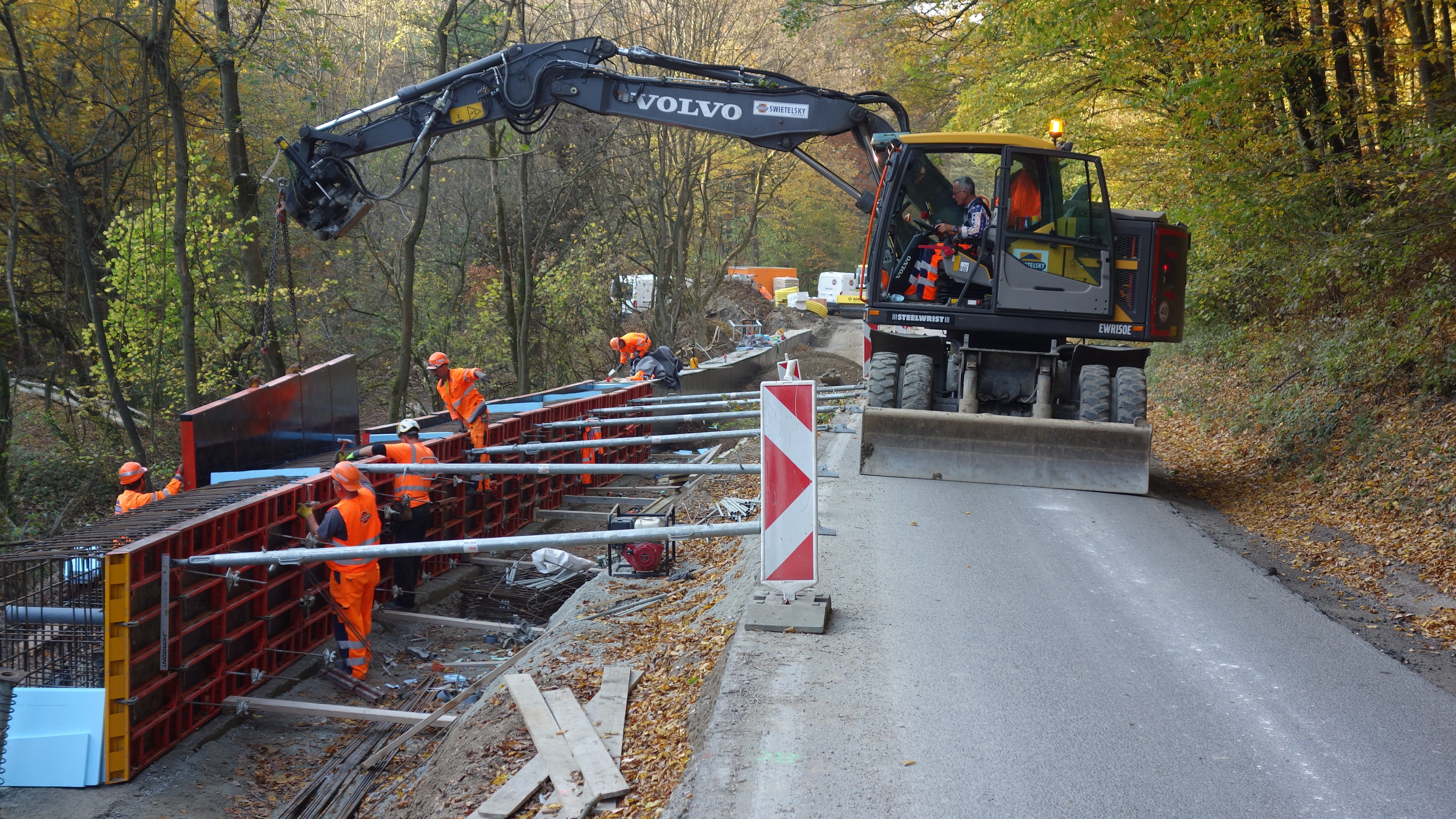 Stabilizácia cestného telesa kotevným múrom na ceste II/516 v km 5,909 - 6,209 (300 m) - Road and bridge construction