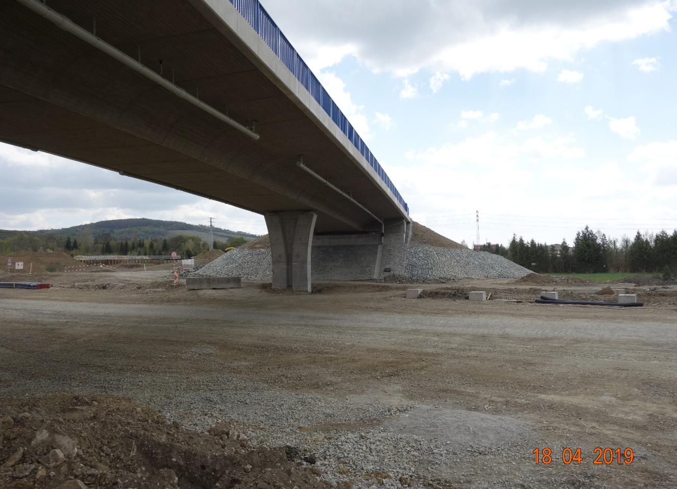 214-00 Most v km 7,240 na ceste III/050201 nad diaľnicou D1 Budimír - Bidovce (85,40 m) - Road and bridge construction