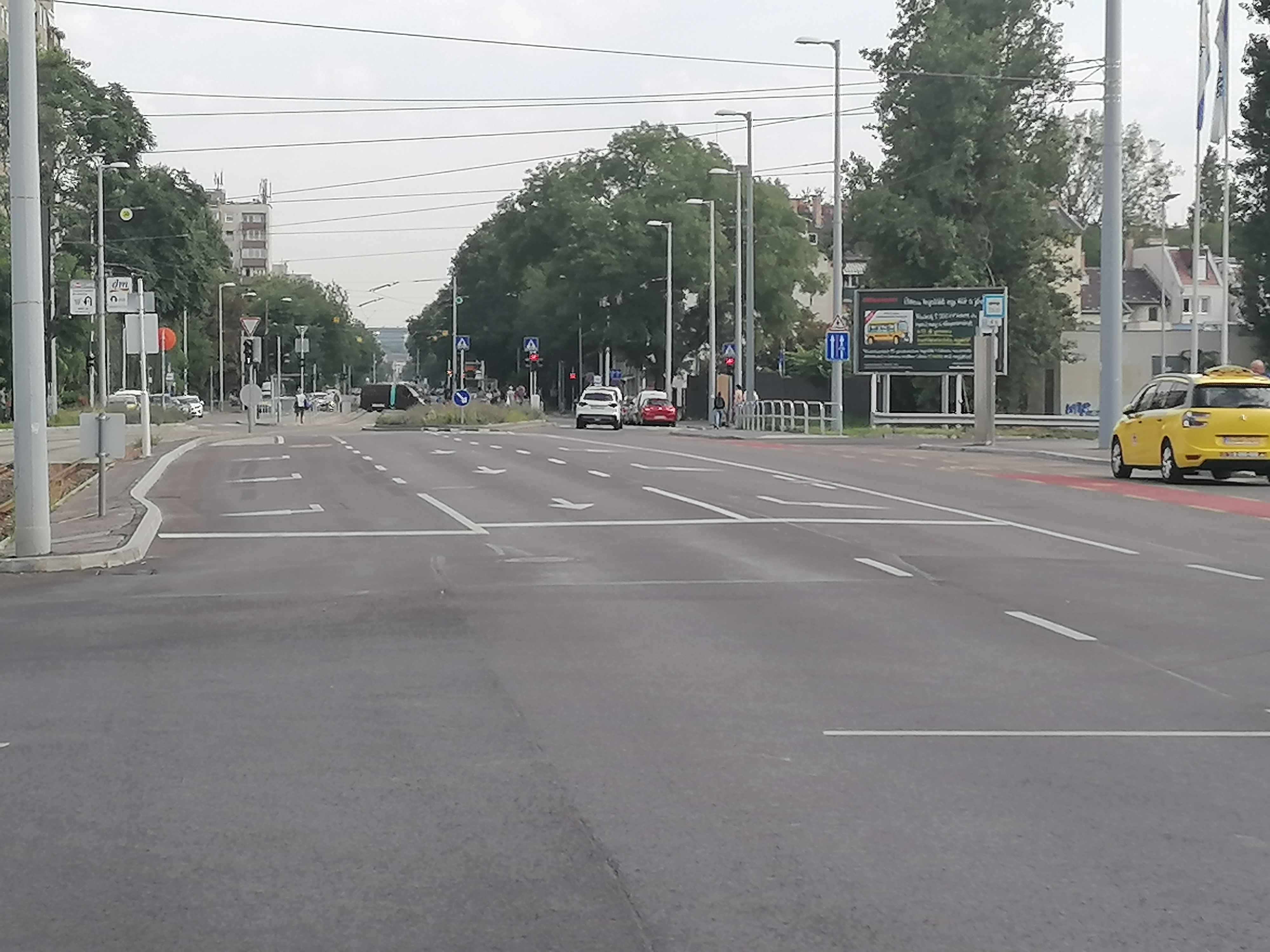 "Budapest, XI. Fehérvári  út (Hamzsabégi út - Lecke utca és Csurgói út - Kondorosi út közötti szakaszokon) felújítása" - Road and bridge construction