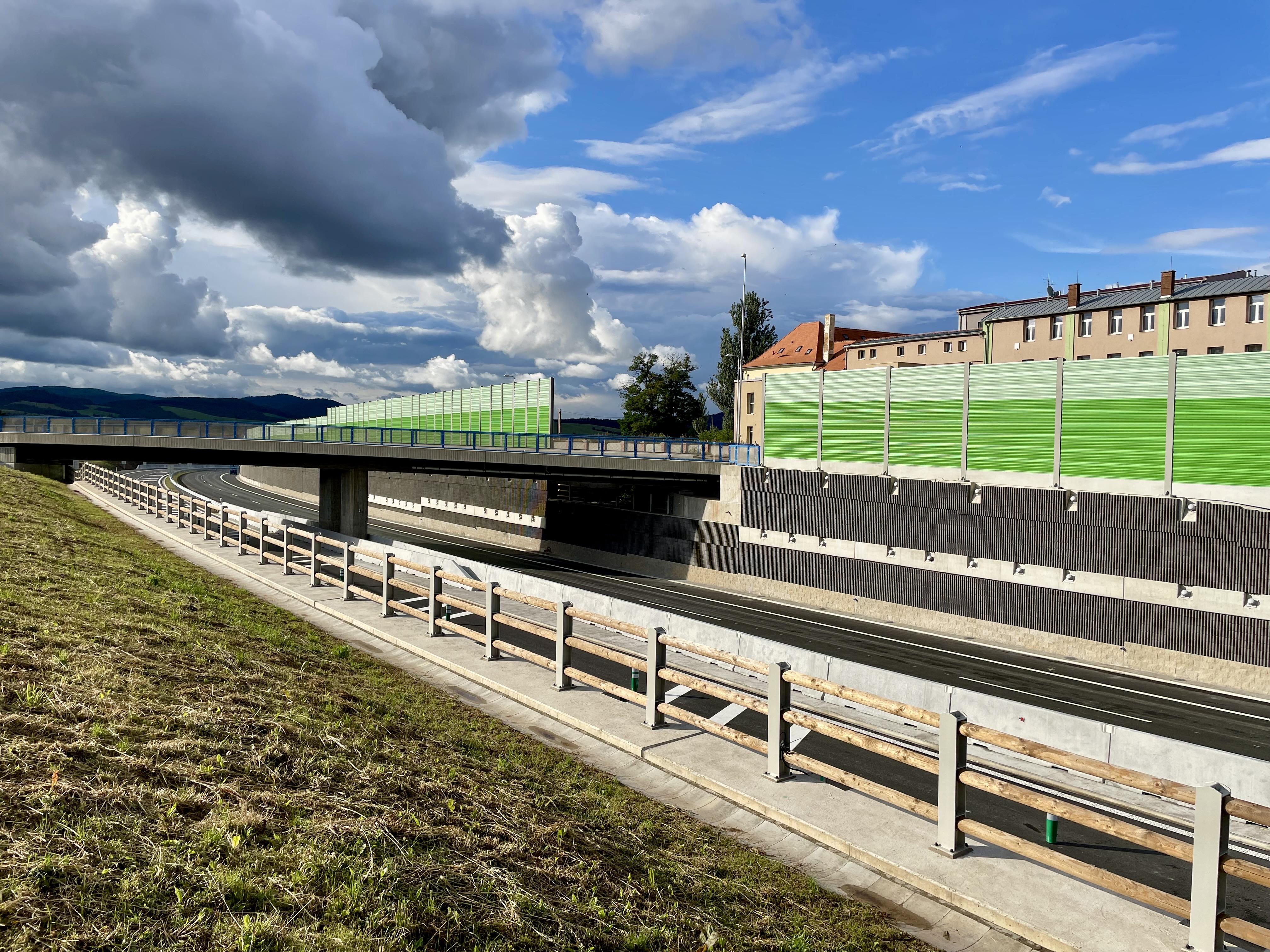 Dálnice D6, obchvat Lubence – stavba mostů a zárubních zdí - Road and bridge construction